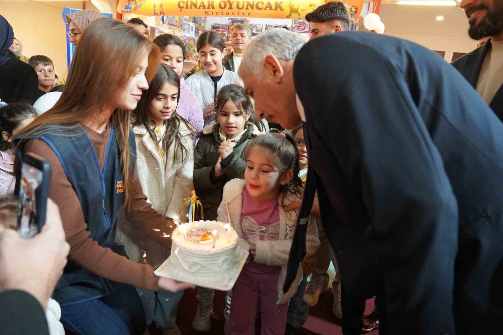 Başkan Hallaç’a Ramazan Çarşısı’nda sürpriz doğum günü kutlaması