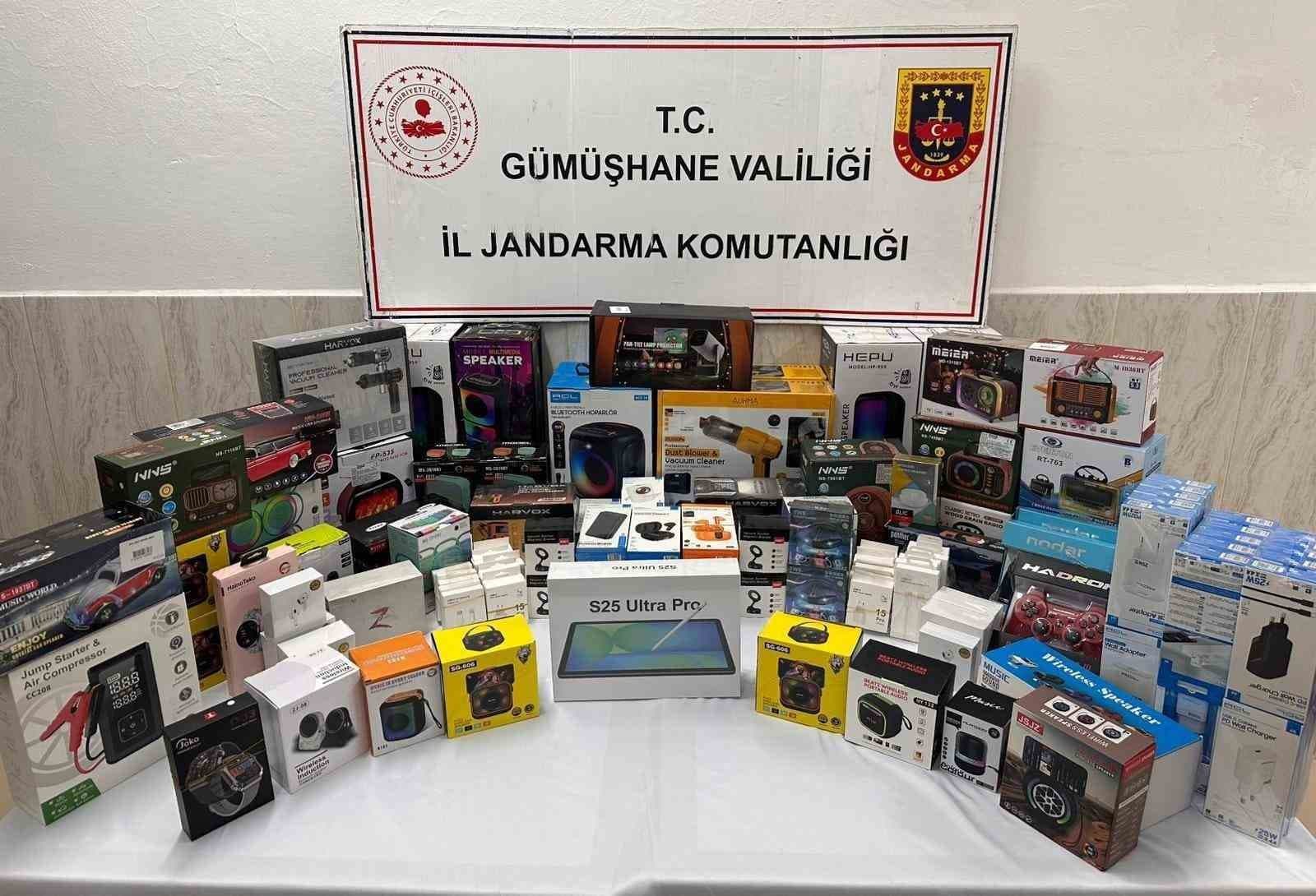 Jandarmadan yol kontrolünde 500 bin TL değerinde kaçak elektronik ürün ele geçirildi