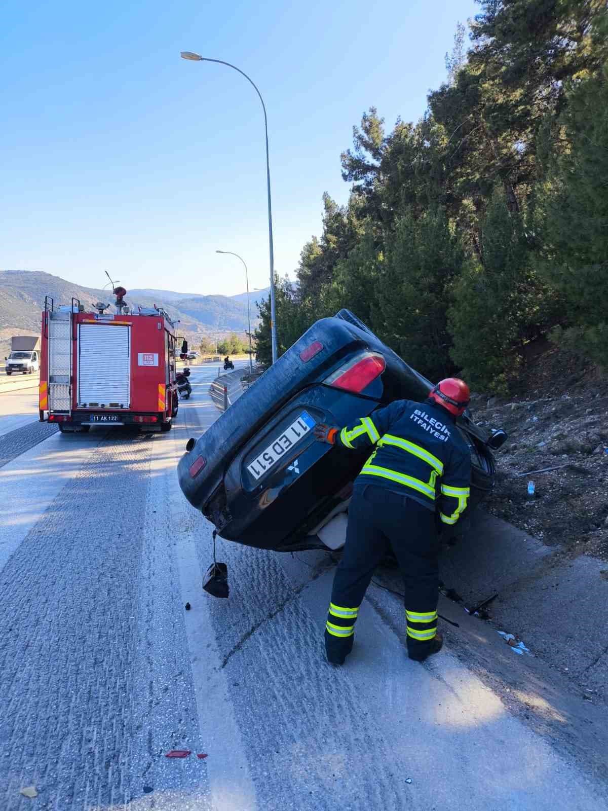 Kontrolden çıkan otomobil su kanalına devrildi
