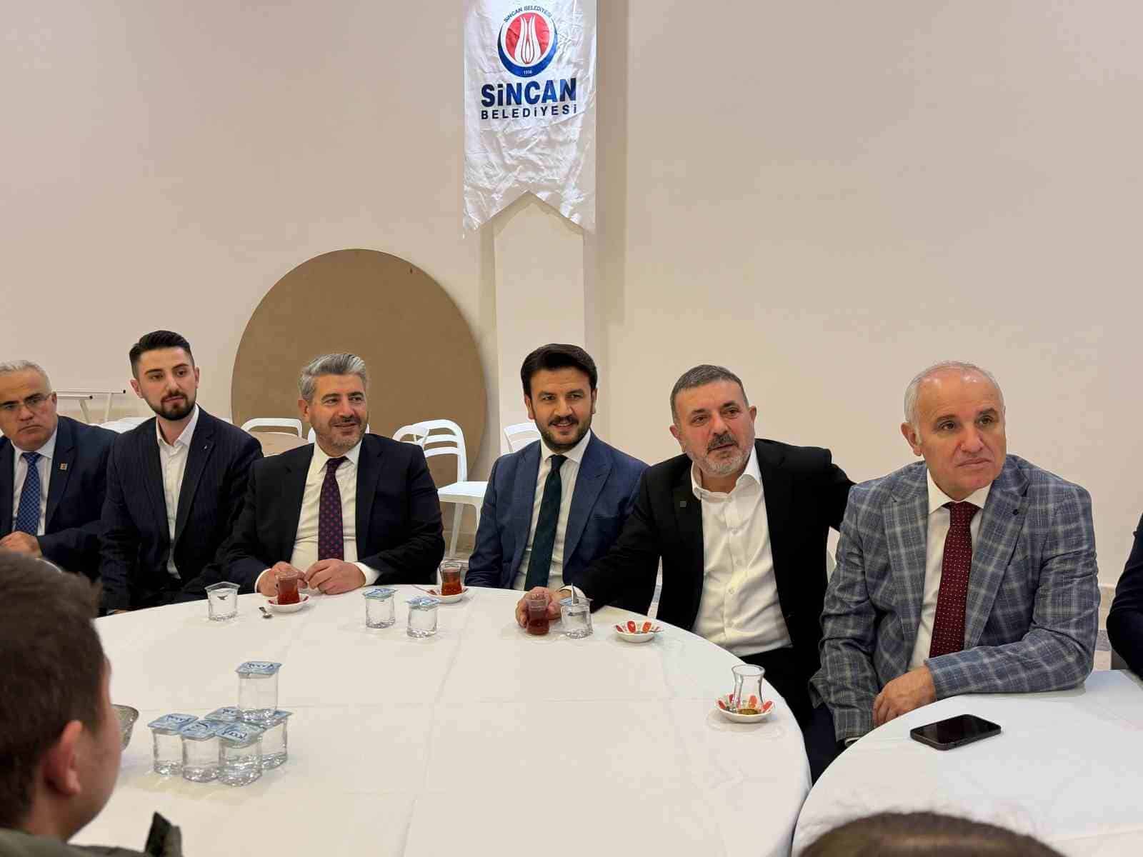 AK Parti Sincan Teşkilatı üyeleri iftarda buluştu