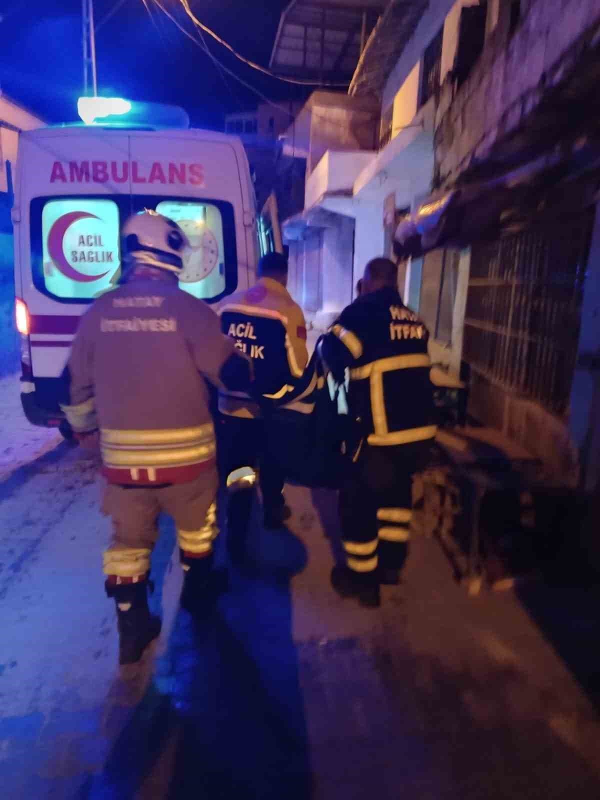 Ev yangınında dumandan etkilenen 2 kişi hastanelik oldu