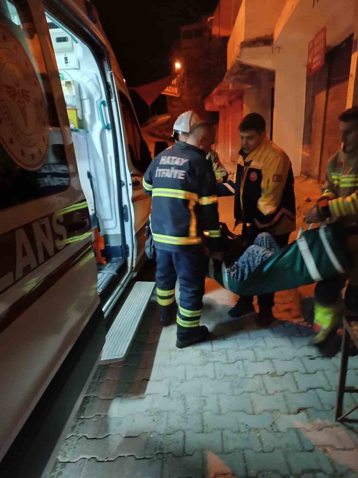 Ev yangınında dumandan etkilenen 2 kişi hastanelik oldu