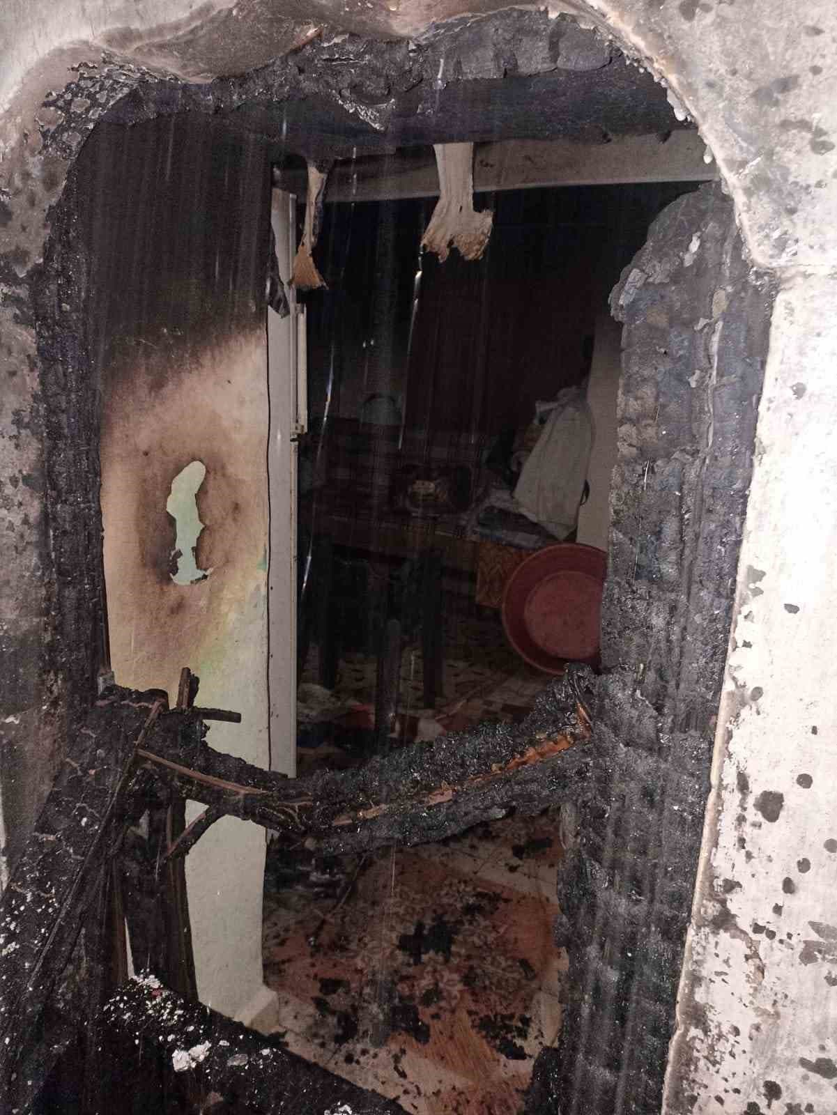 Ev yangınında dumandan etkilenen 2 kişi hastanelik oldu