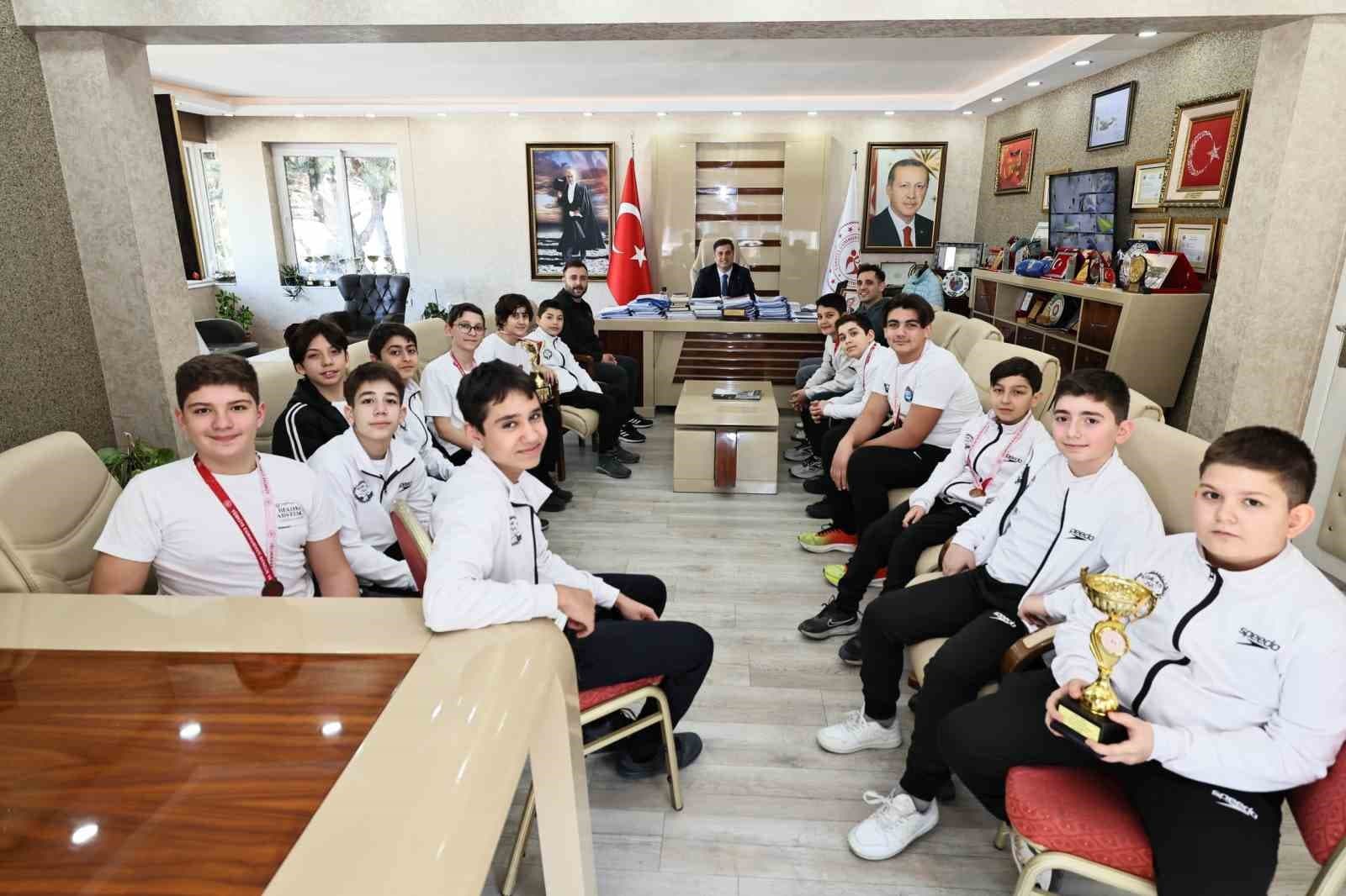 İl Müdürü Yunus Öztürk, su topu sporcularını tebrik etti