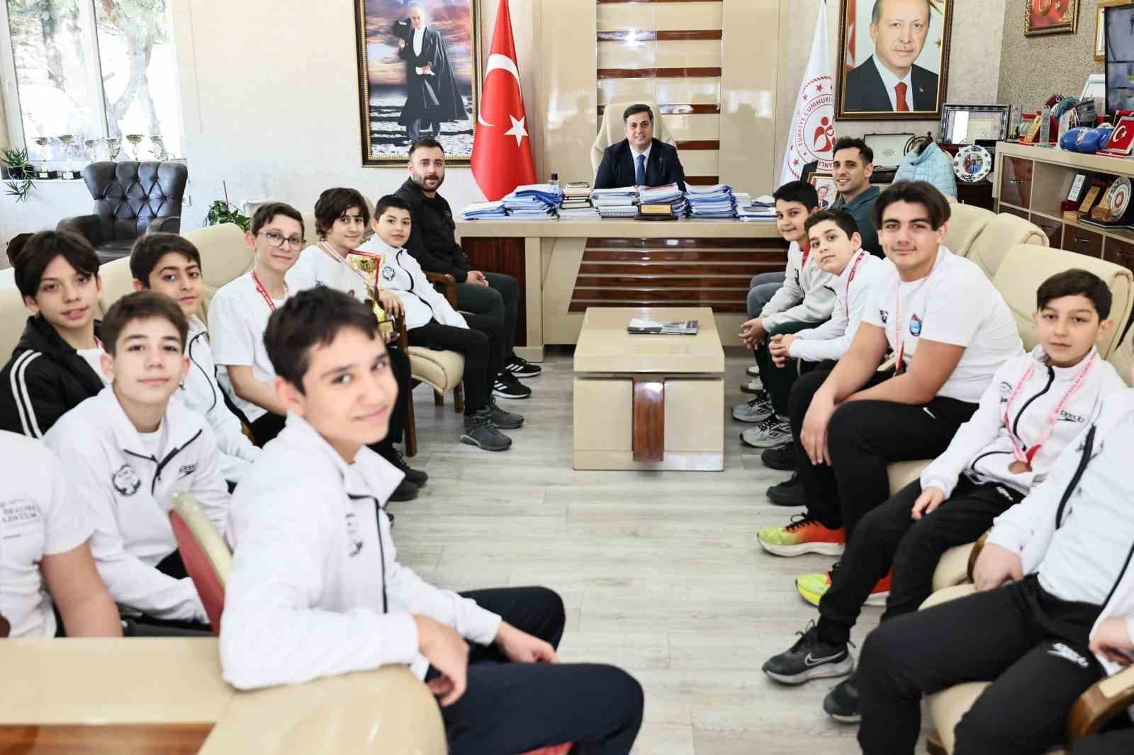 İl Müdürü Yunus Öztürk, su topu sporcularını tebrik etti