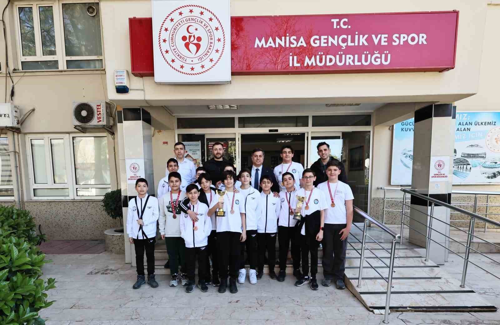 İl Müdürü Yunus Öztürk, su topu sporcularını tebrik etti