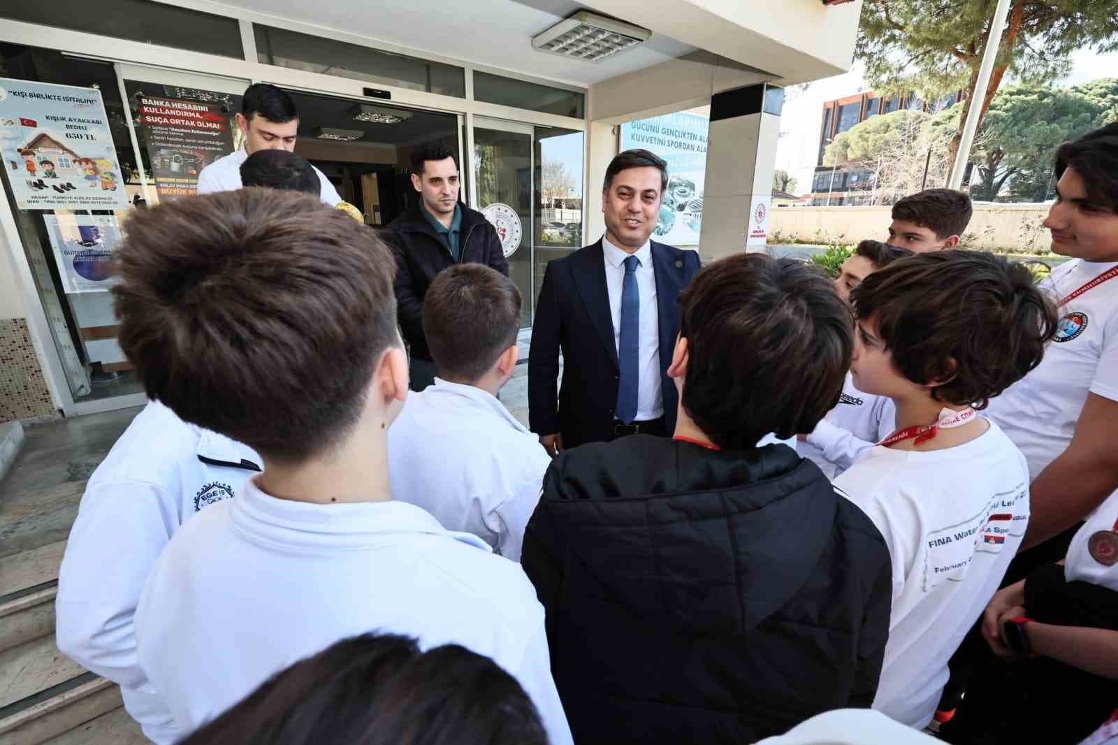 İl Müdürü Yunus Öztürk, su topu sporcularını tebrik etti