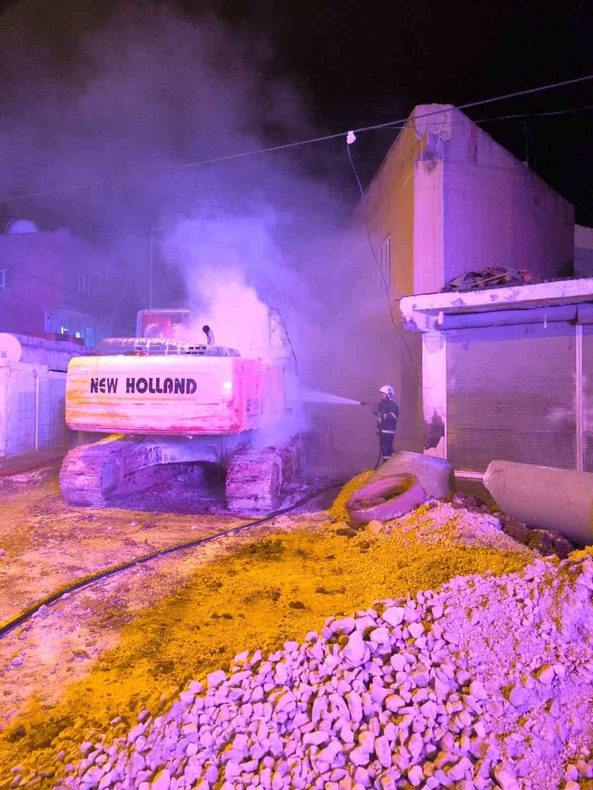 Mardin’de park halindeki 2 iş makinesinde çıkan yangın söndürüldü