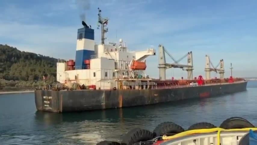 Çanakkale Boğazı’nda karaya oturan gemi için kurtarma çalışması başladı, boğaz trafiğe kapandı