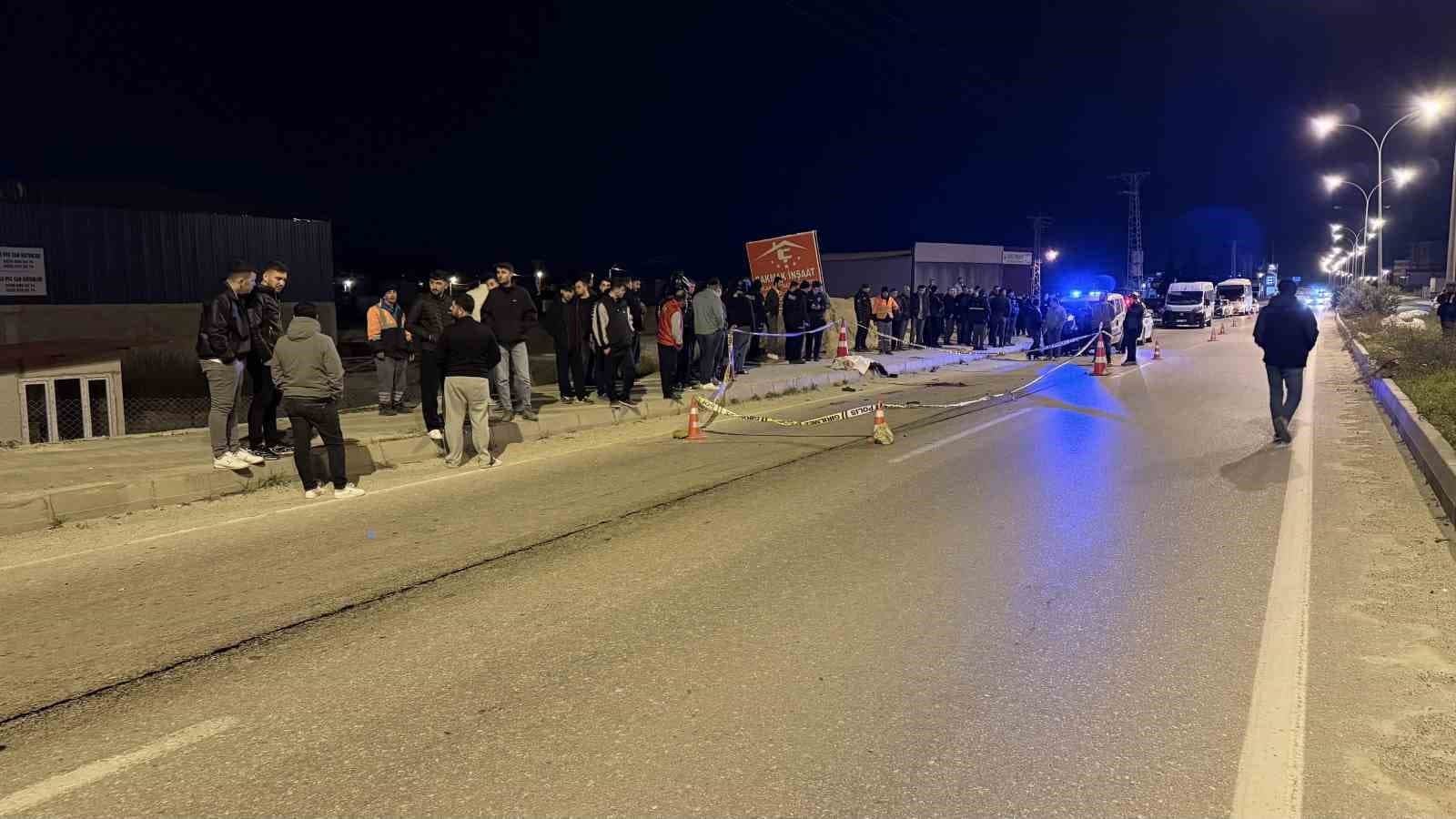 Adana’da belediye otobüsüyle çarpışan motosiklet sürücüsü genç, hayatını kaybetti