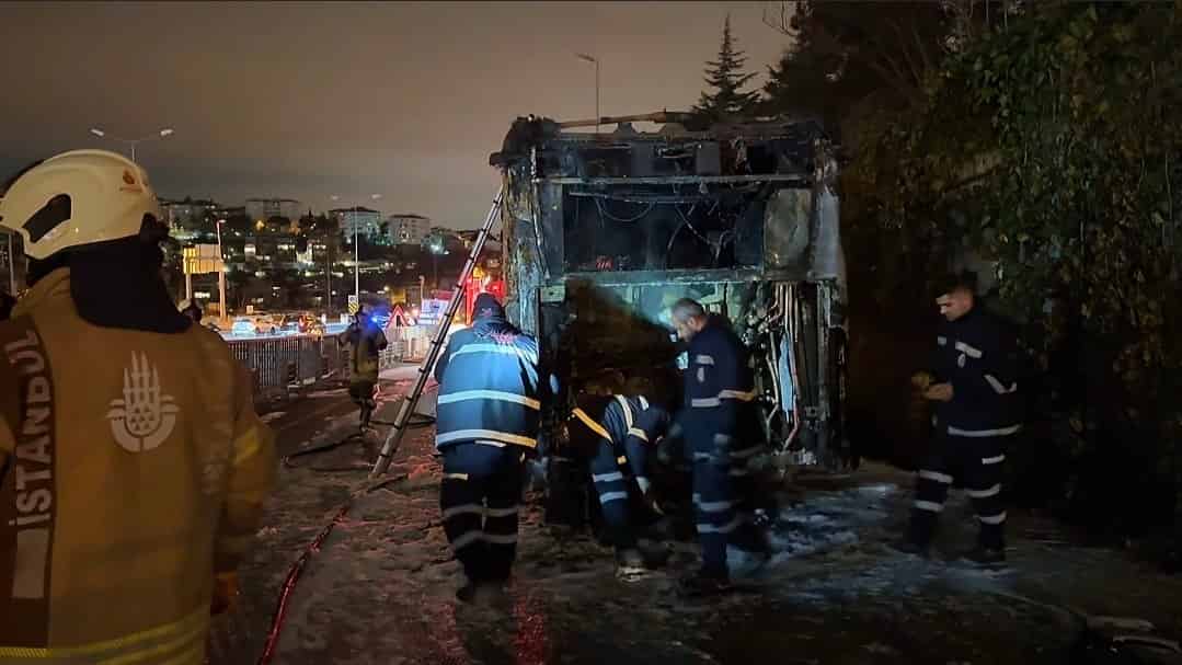 15 Temmuz Şehitler Köprüsü’nde metrobüs alev alev yandı: Yolcular tahliye edildi