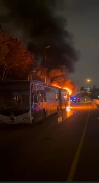 15 Temmuz Şehitler Köprüsü’nde metrobüs alev alev yandı: Yolcular tahliye edildi