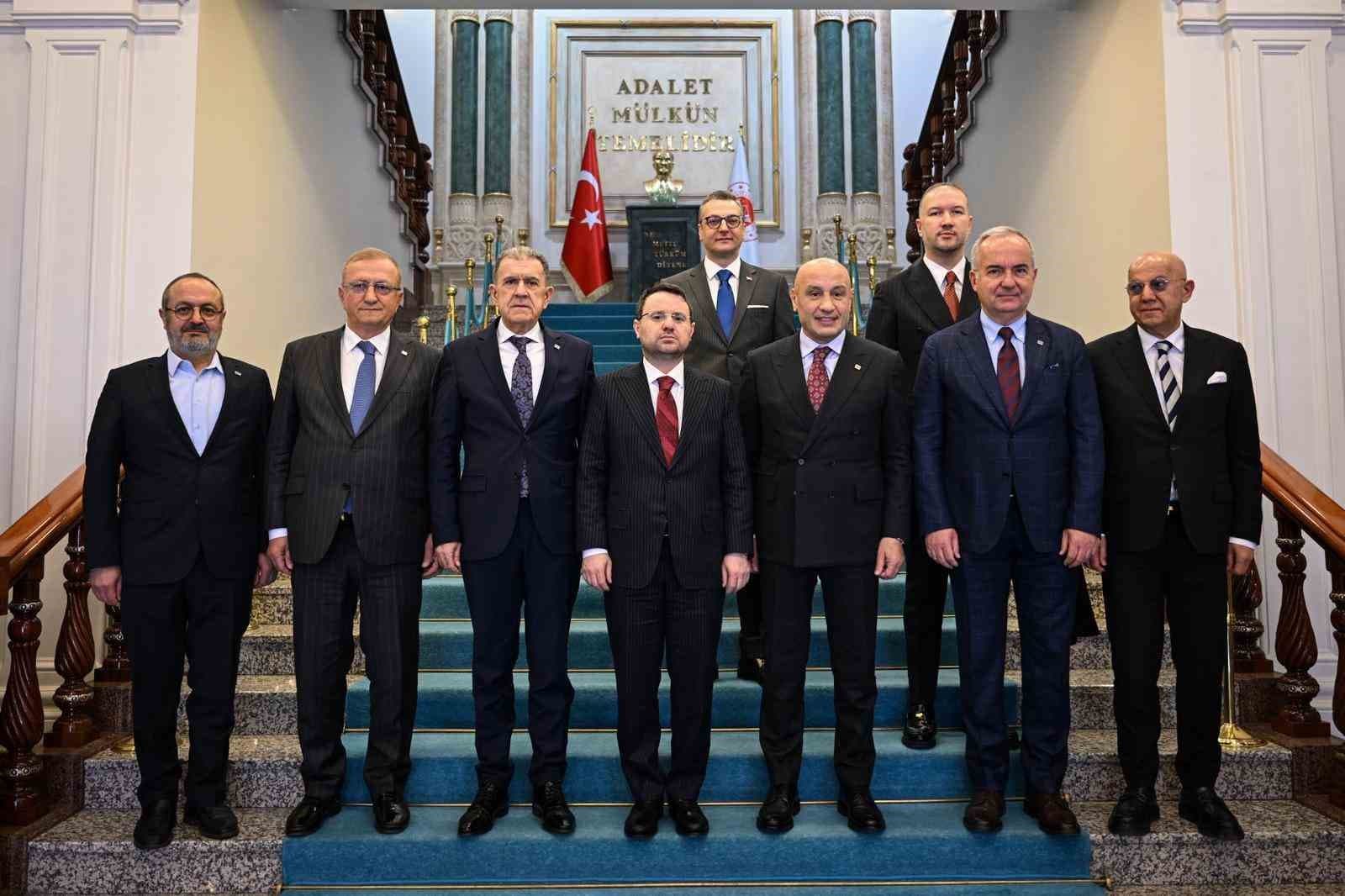 Bakan Gürlek: "10 yılı doldurmayan bir hakim, ticaret mahkemesi başkanı olmayacak"