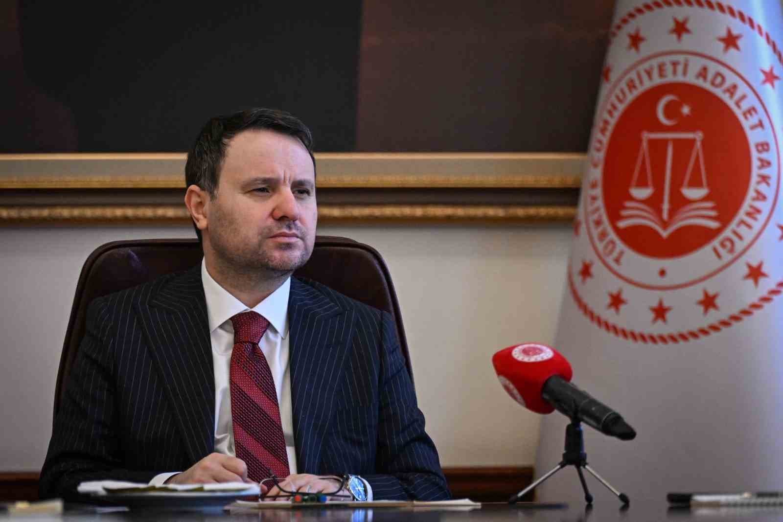 Bakan Gürlek: "10 yılı doldurmayan bir hakim, ticaret mahkemesi başkanı olmayacak"