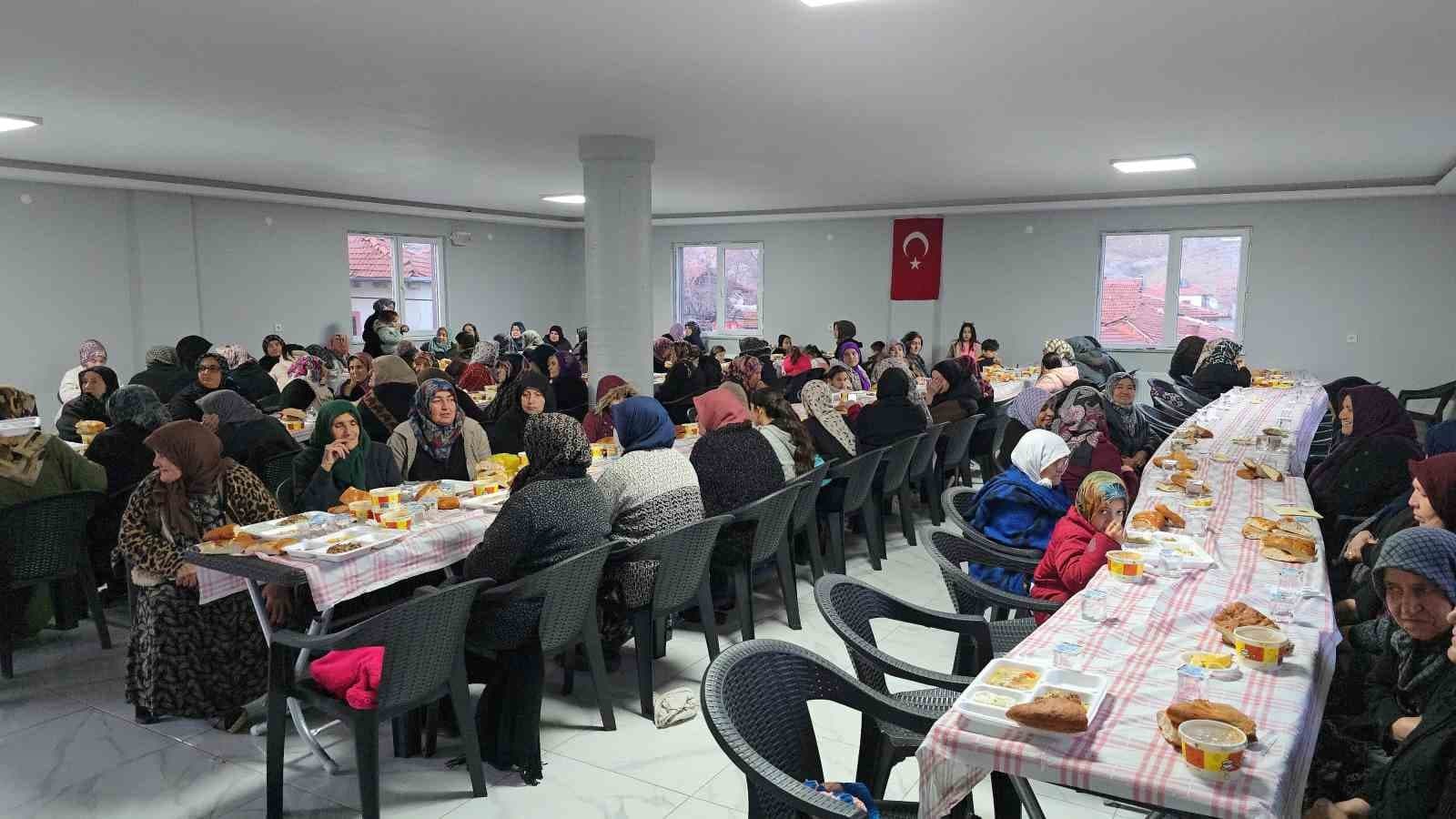 Kadınlar dinleniyor, tüm köylü Ramazan boyunca aynı sofrada buluşuyor