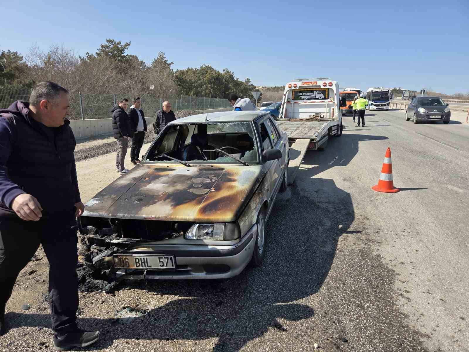 Ankara’da seyir halindeyken yanan otomobil kullanılamaz hale geldi