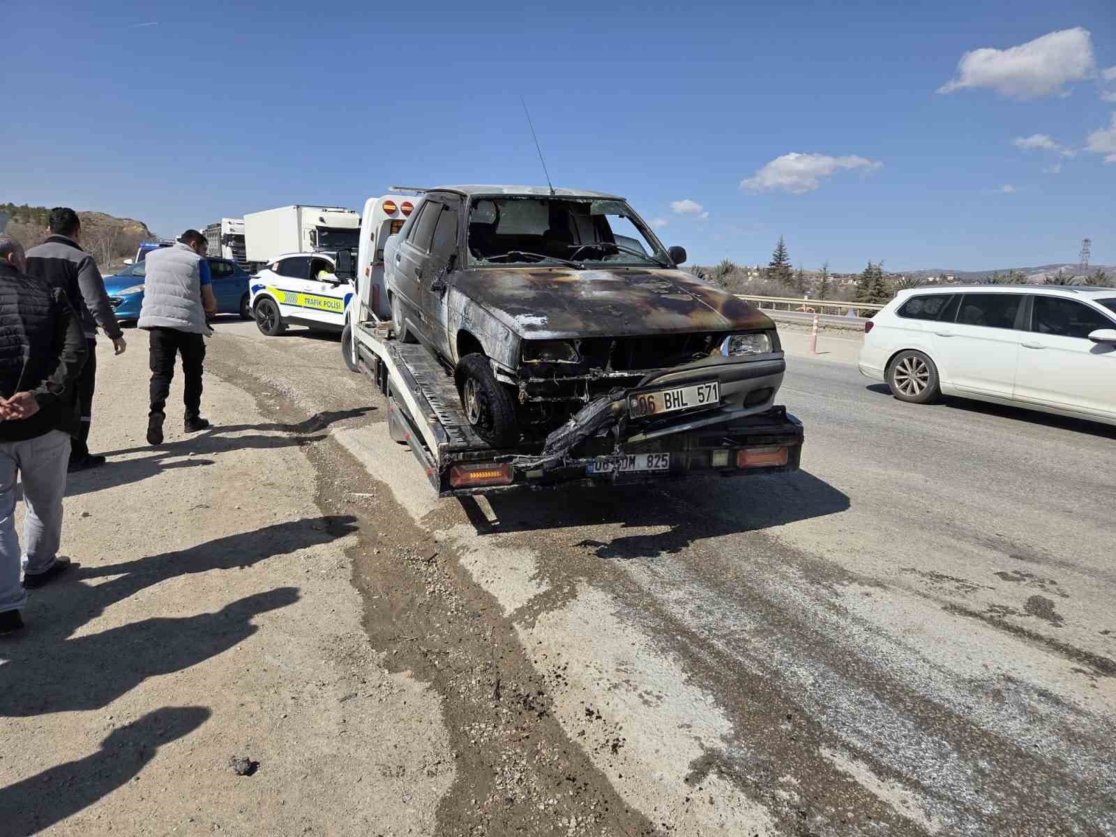 Ankara’da seyir halindeyken yanan otomobil kullanılamaz hale geldi