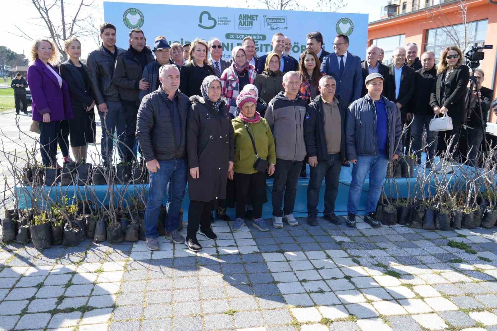 Havran’da 102 çiftçiye 2 bin 500 incir fidanı dağıtıldı