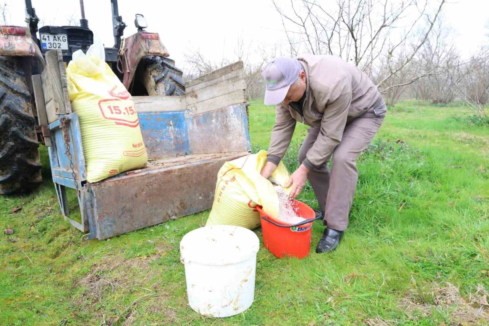 Kocaeli’de hibeli gübrelerini alan çiftçiler tarlada mesaiye başladı