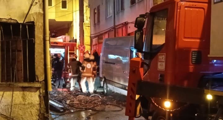 Bursa’da metruk binanın çatı katı alevlere teslim oldu