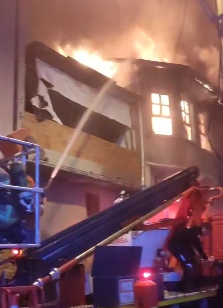 Bursa’da metruk binanın çatı katı alevlere teslim oldu