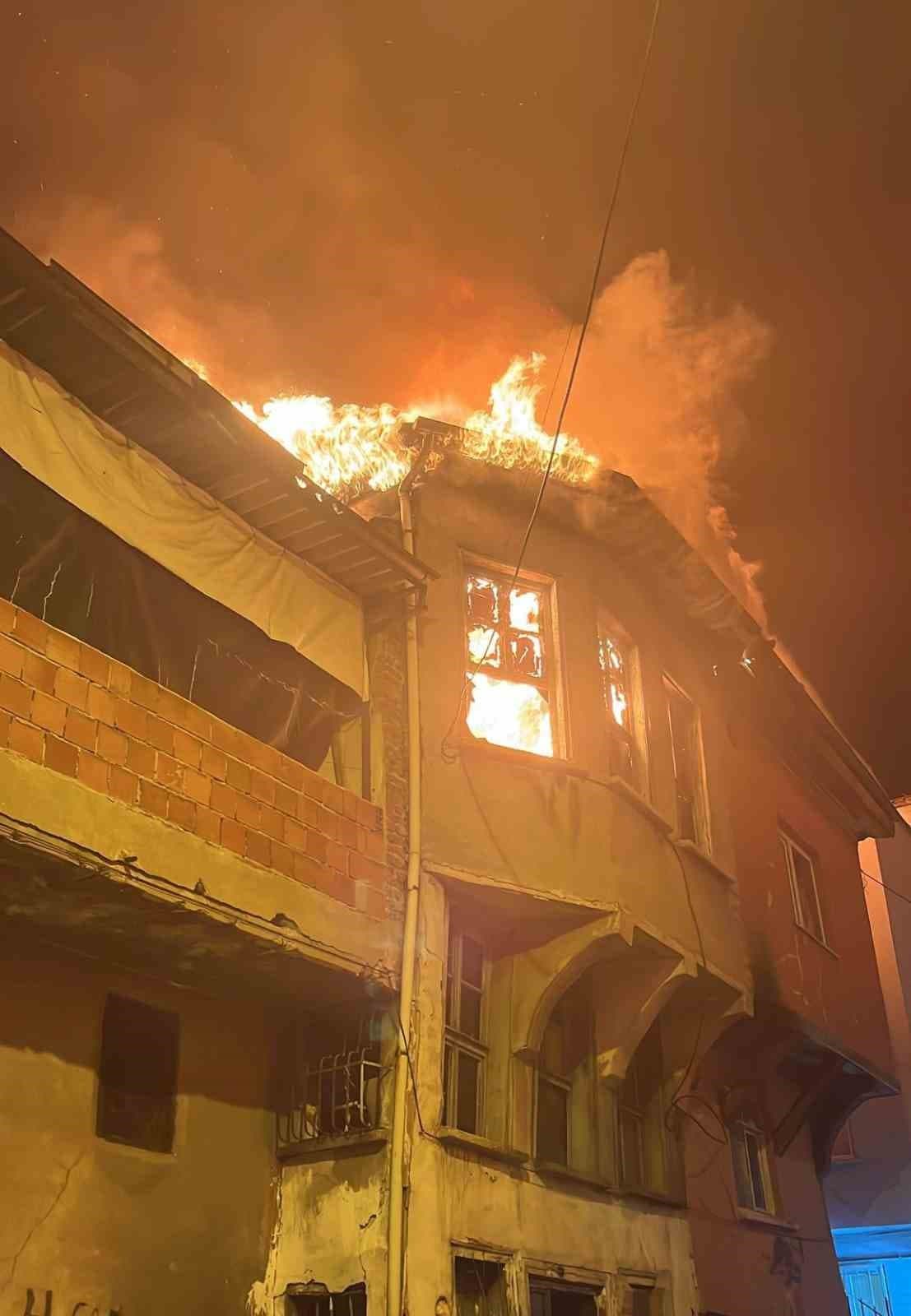 Bursa’da metruk binanın çatı katı alevlere teslim oldu