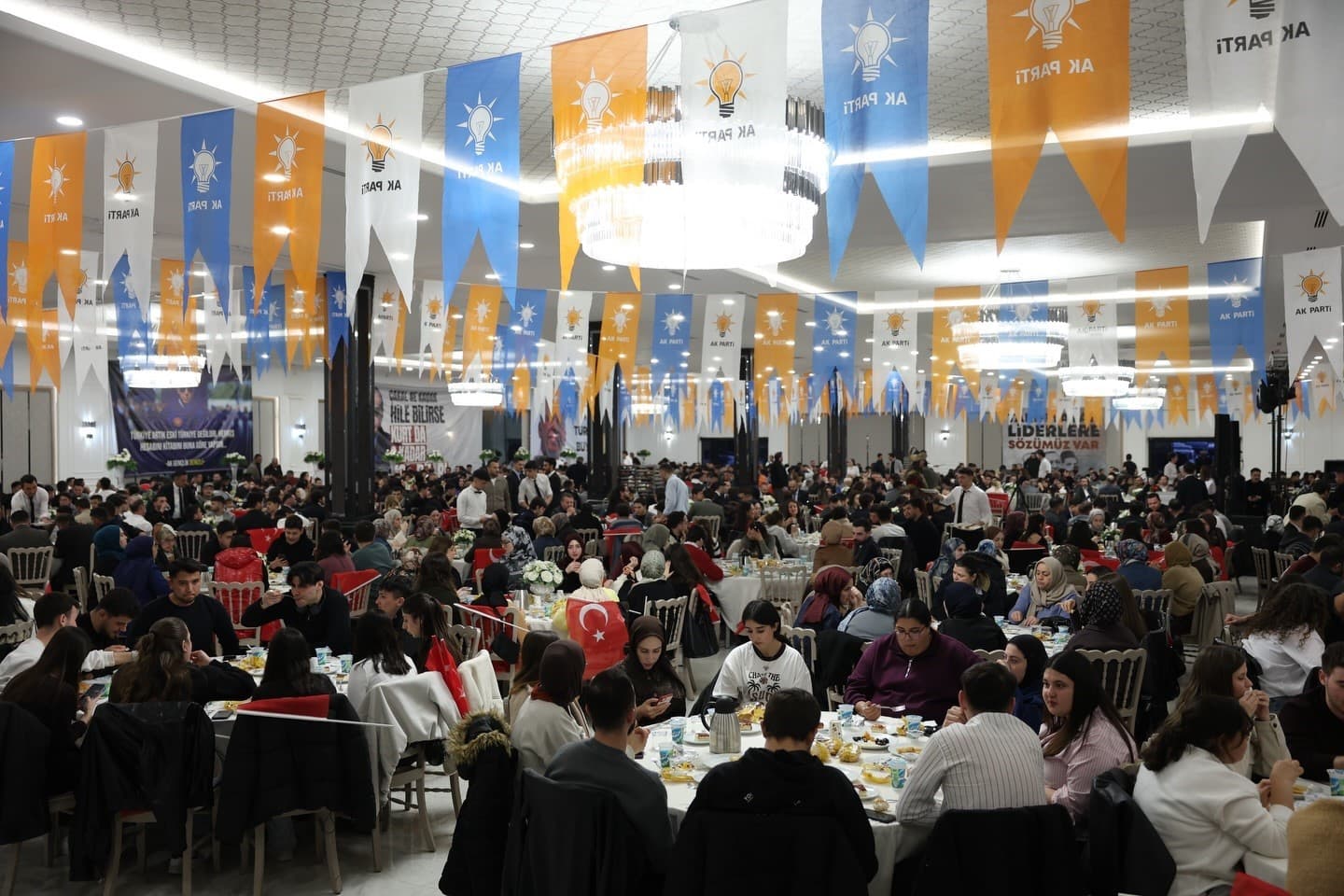 AK Parti Gençlik Kolları Genel Başkanı İbiş Denizli’de gençlerle iftarda buluştu