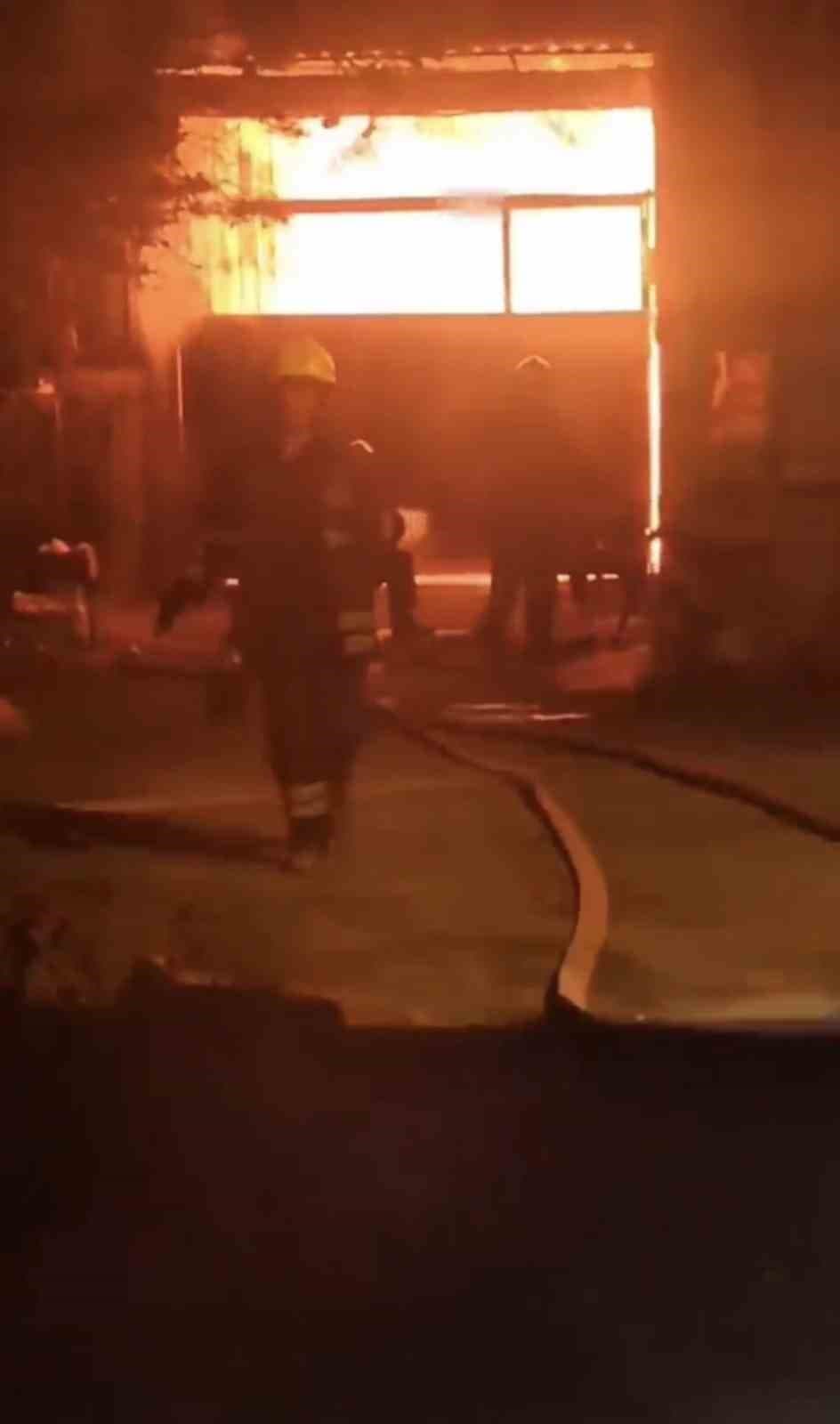 Adana’da mobilya atölyesinde yangın çıktı