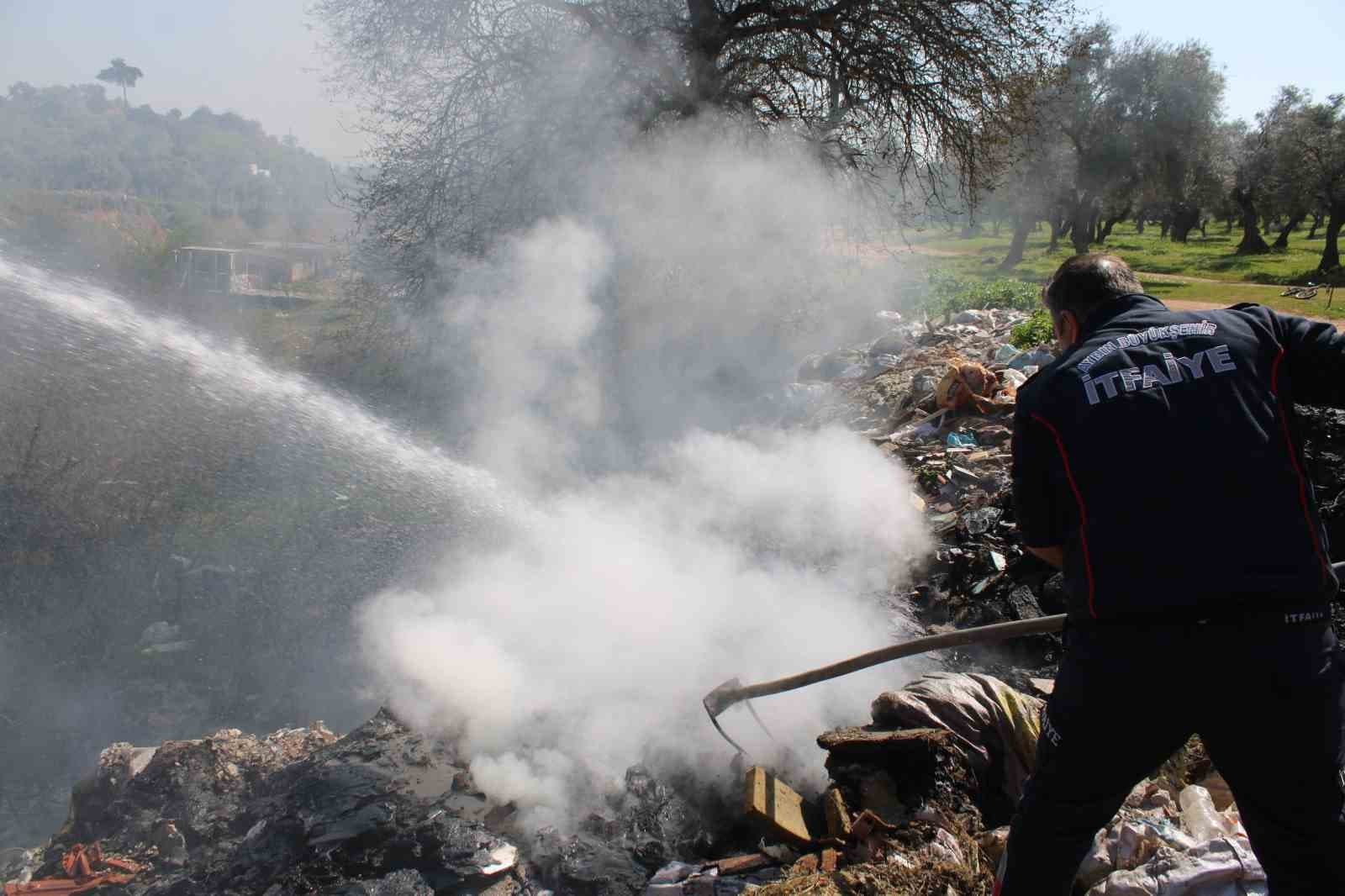 Çöplük alanda çıkan yangın ekipleri harekete geçirdi