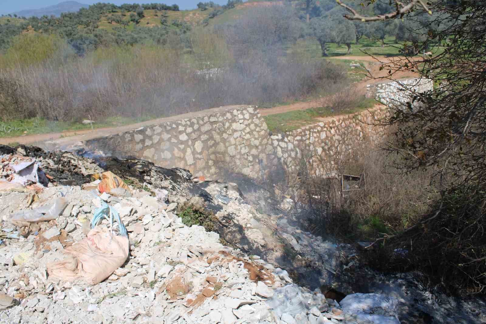 Çöplük alanda çıkan yangın ekipleri harekete geçirdi