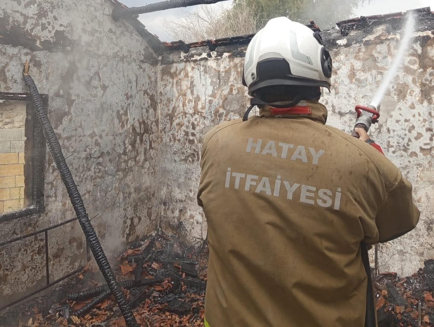 Kırıkhan’da müstakil ev alevlere teslim oldu