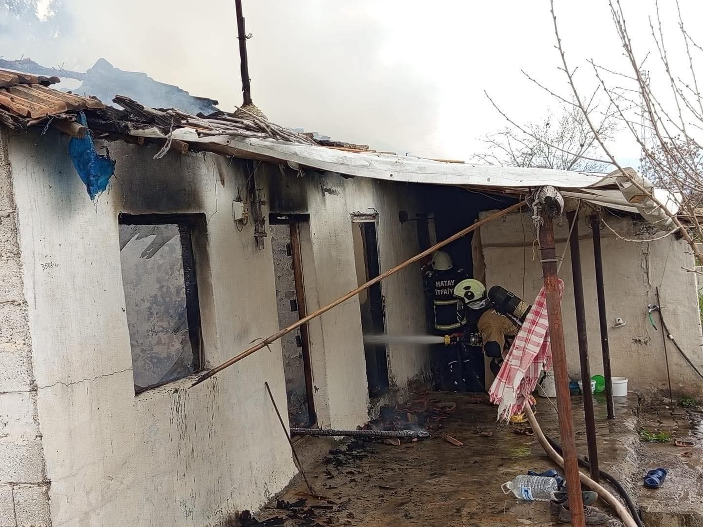 Kırıkhan’da müstakil ev alevlere teslim oldu