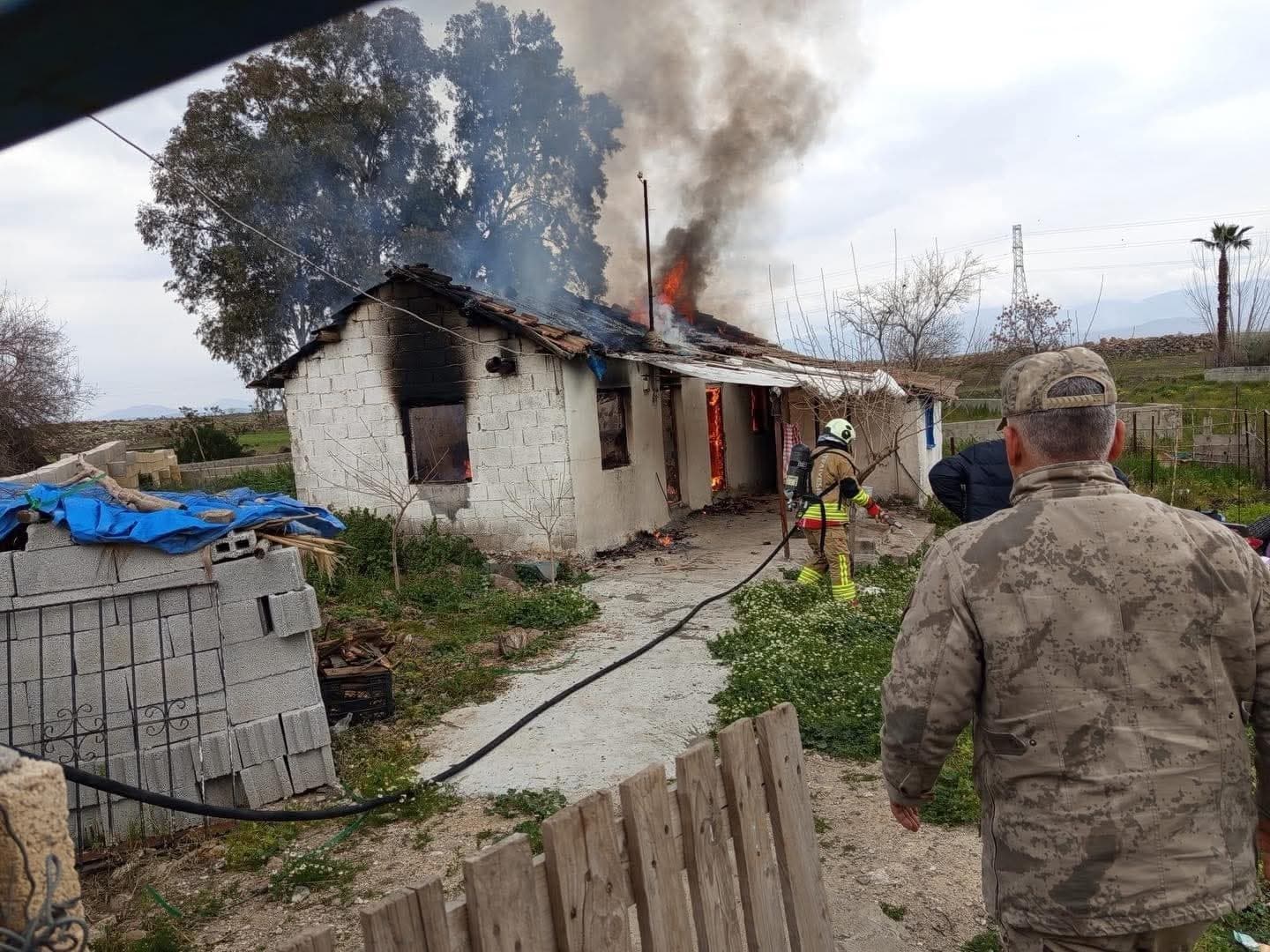 Kırıkhan’da müstakil ev alevlere teslim oldu