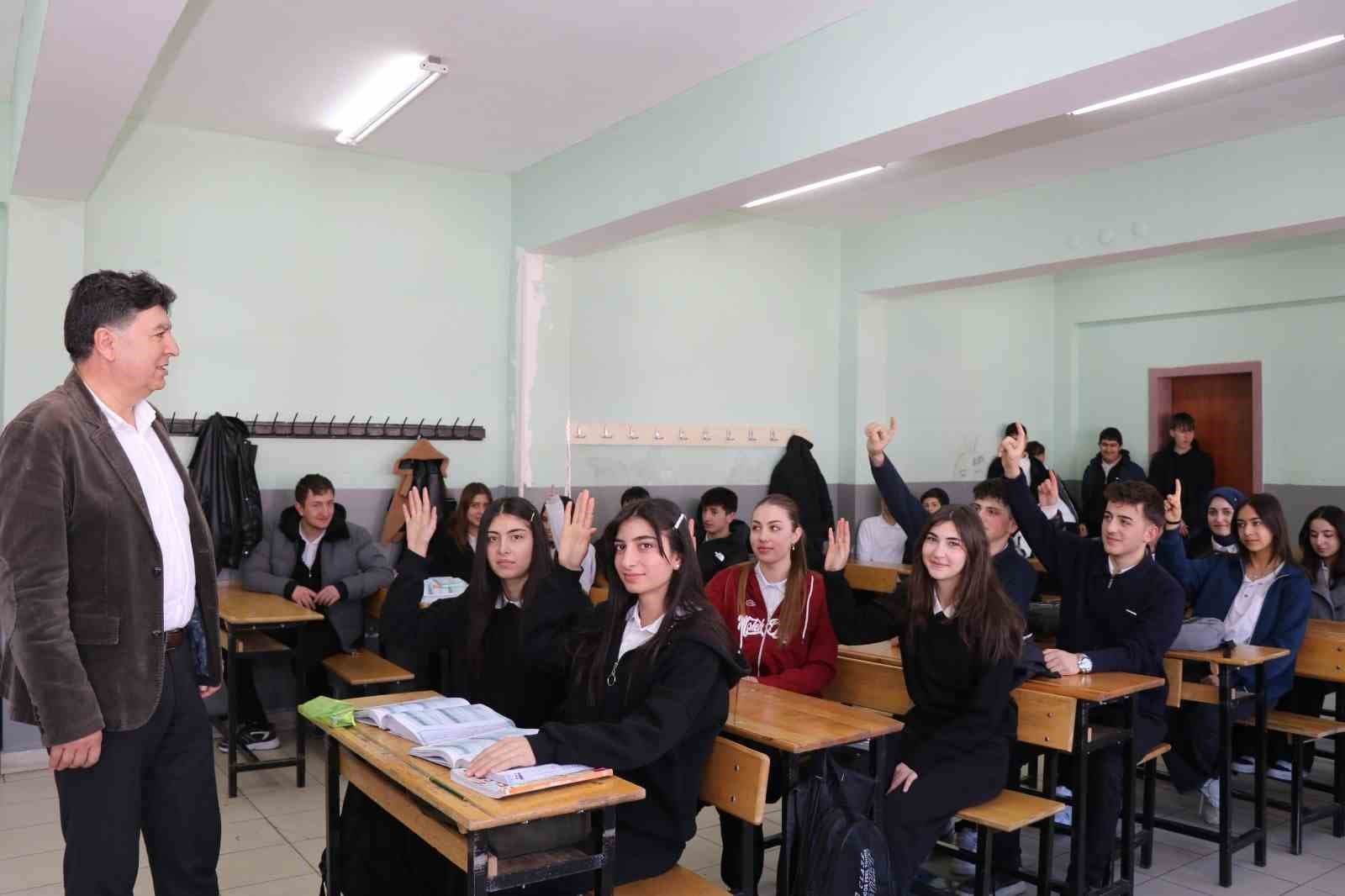 Öğrenciler, ’zimem defteri’ geleneğiyle borçları ödedi