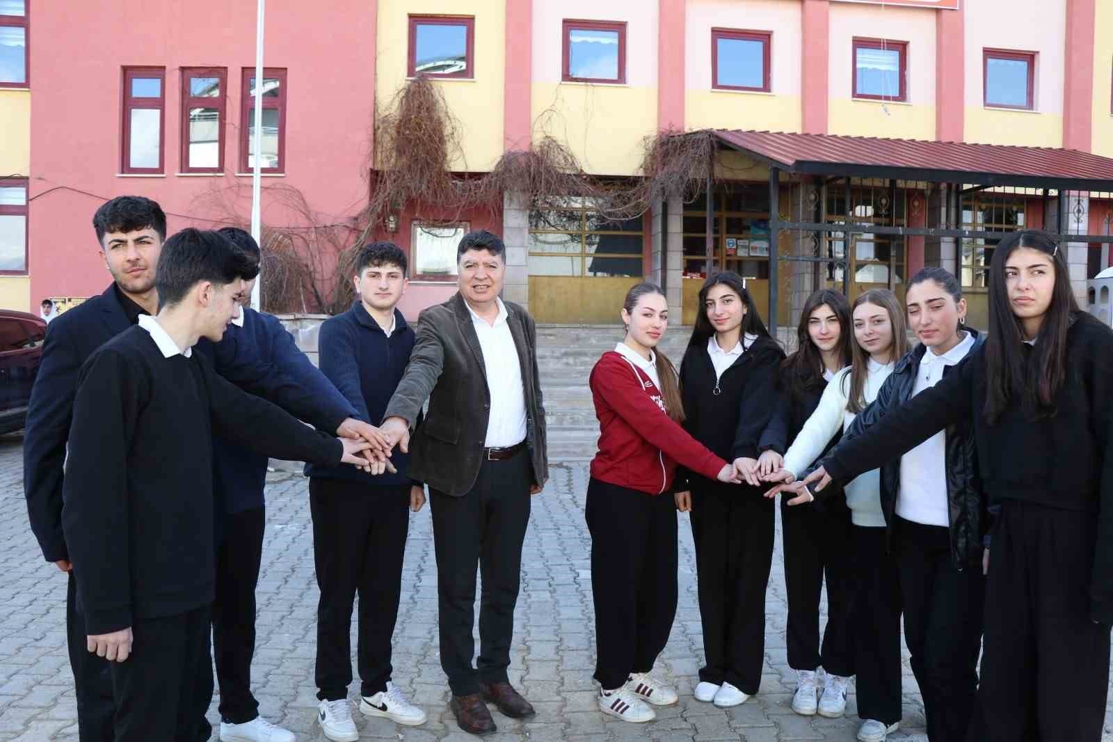 Öğrenciler, ’zimem defteri’ geleneğiyle borçları ödedi