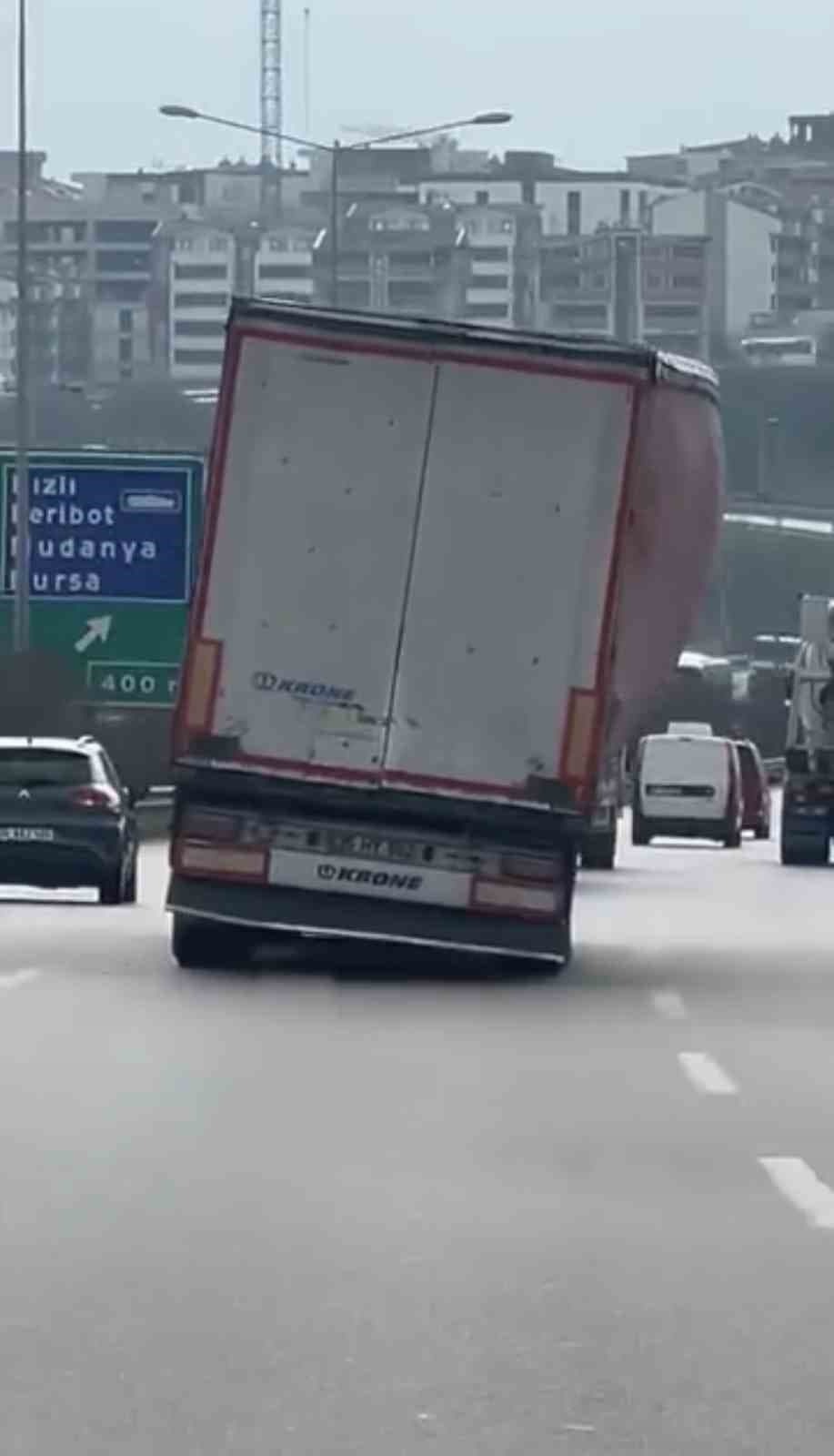 Bursa’da tır yan şekilde ilerledi