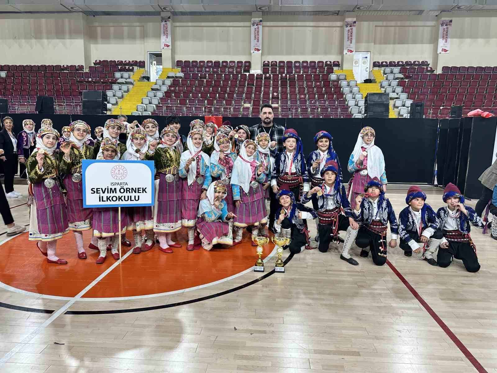 Isparta’da halk oyunları miniklerin şampiyonu Sevim Örnek İlkokulu