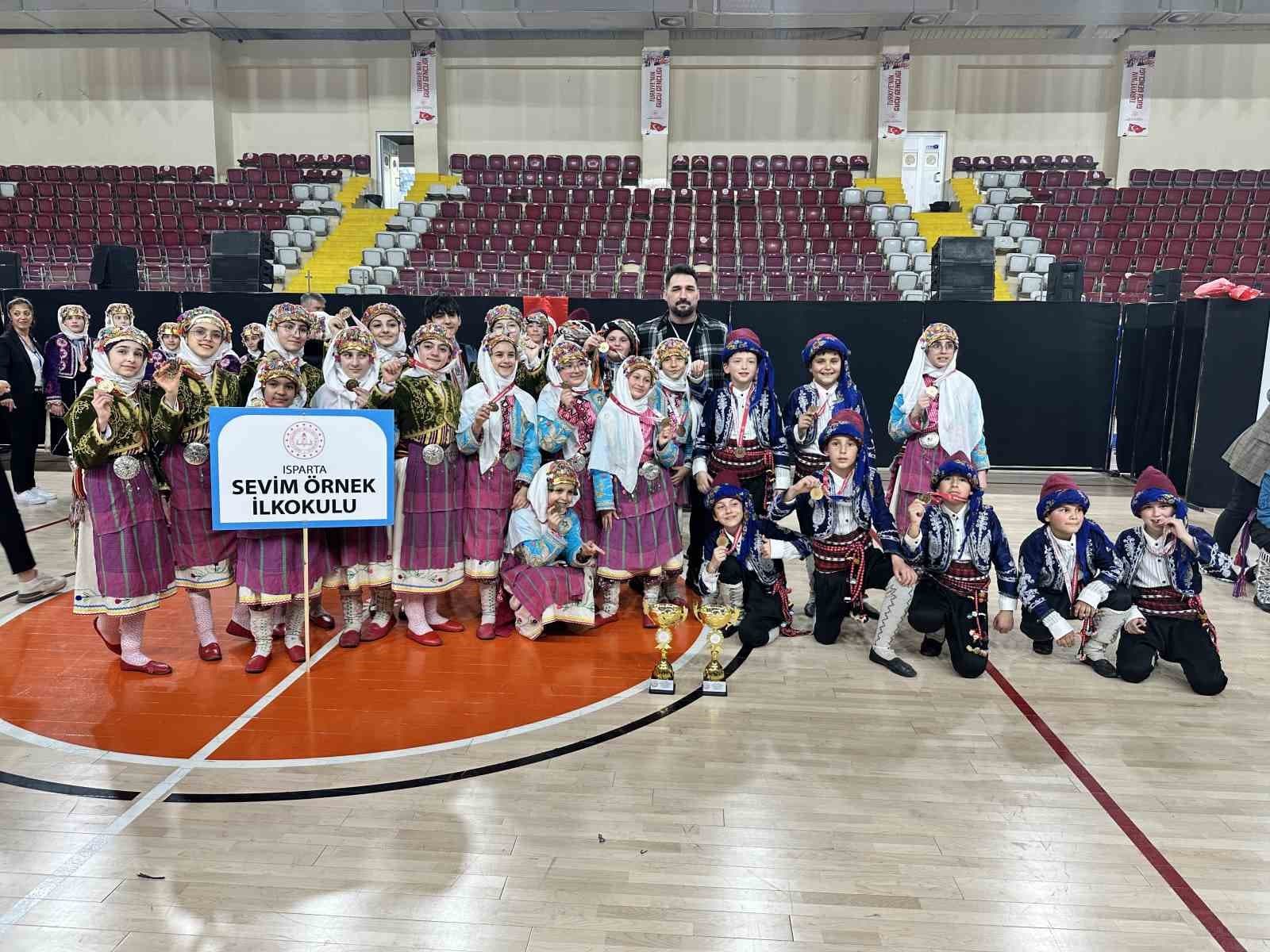 Isparta’da halk oyunları miniklerin şampiyonu Sevim Örnek İlkokulu