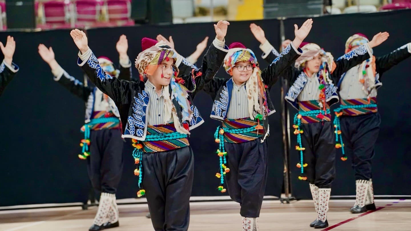 Isparta’da halk oyunları miniklerin şampiyonu Sevim Örnek İlkokulu