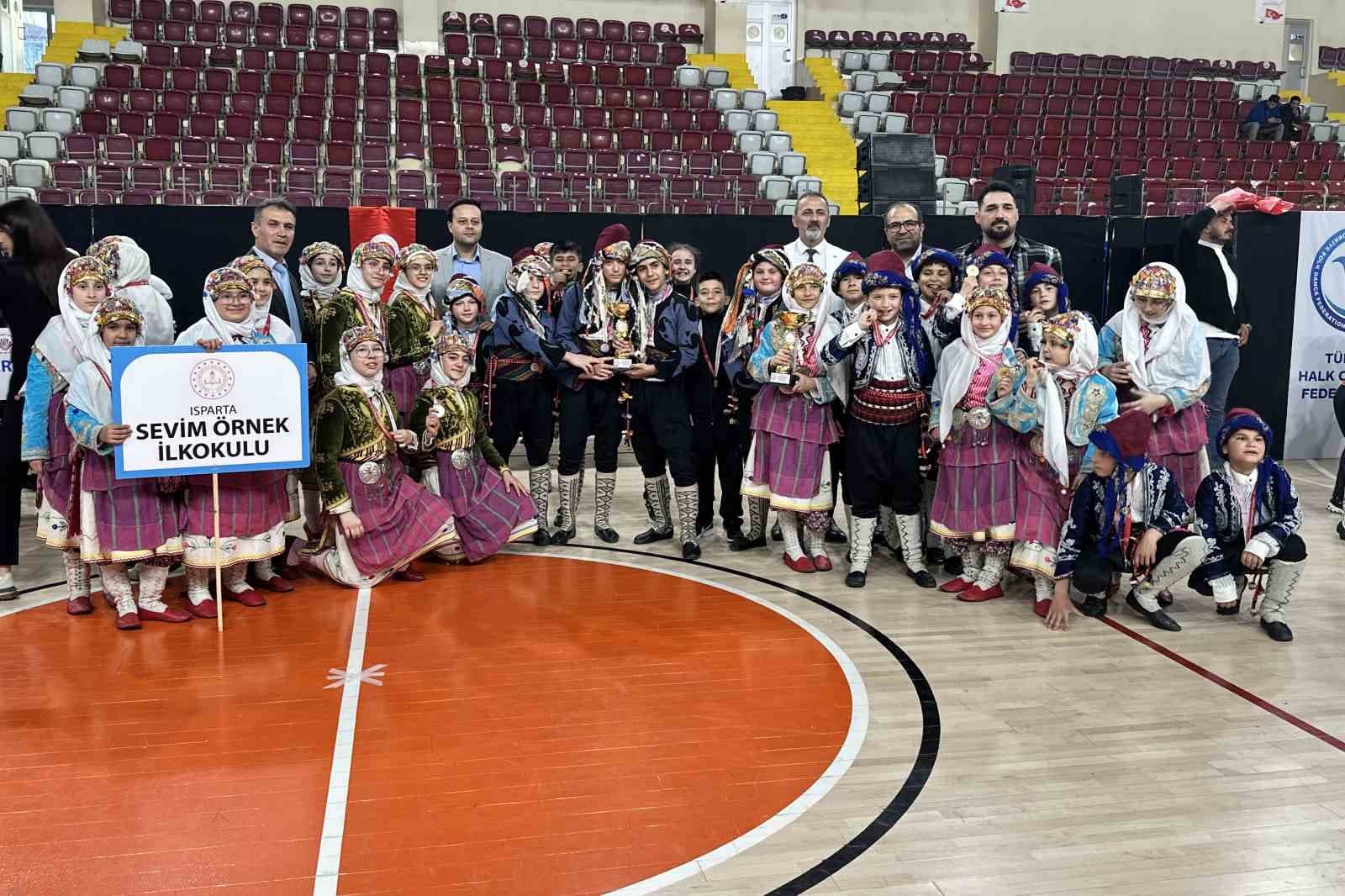Isparta’da halk oyunları miniklerin şampiyonu Sevim Örnek İlkokulu