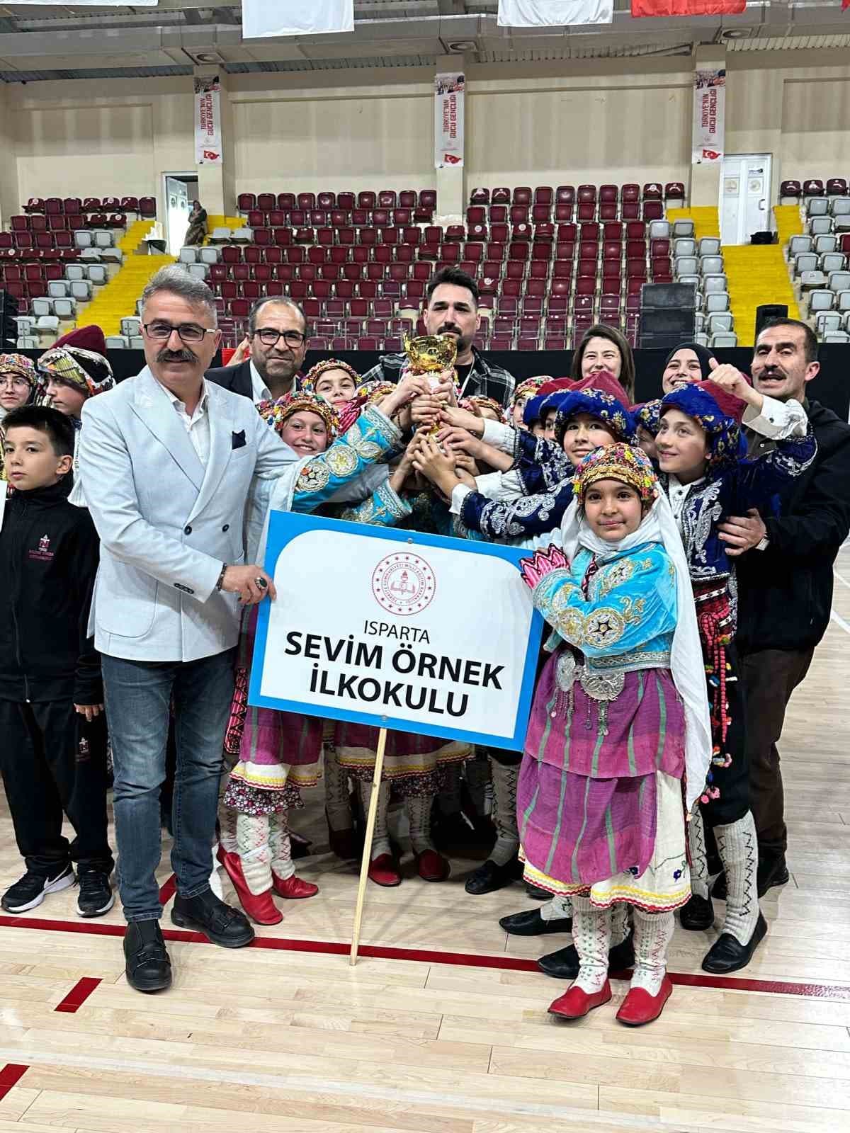 Isparta’da halk oyunları miniklerin şampiyonu Sevim Örnek İlkokulu