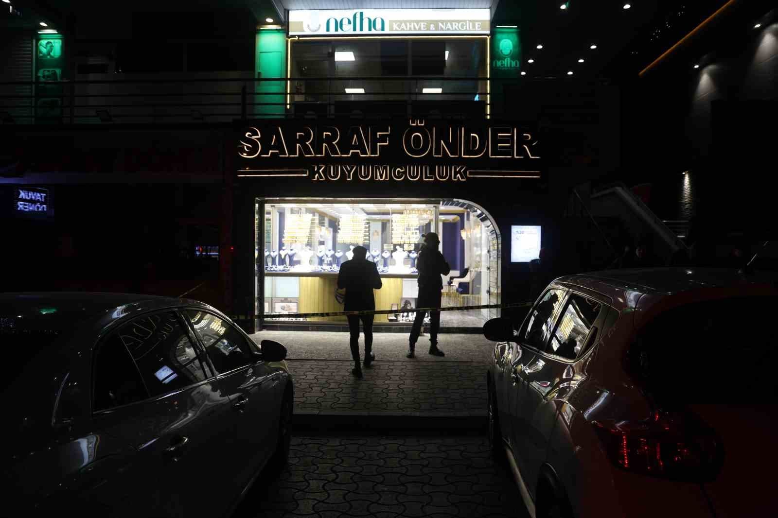 Biber gazıyla kuyumcuya giren maskeli 3 kişi, imitasyon bilezikleri çaldı