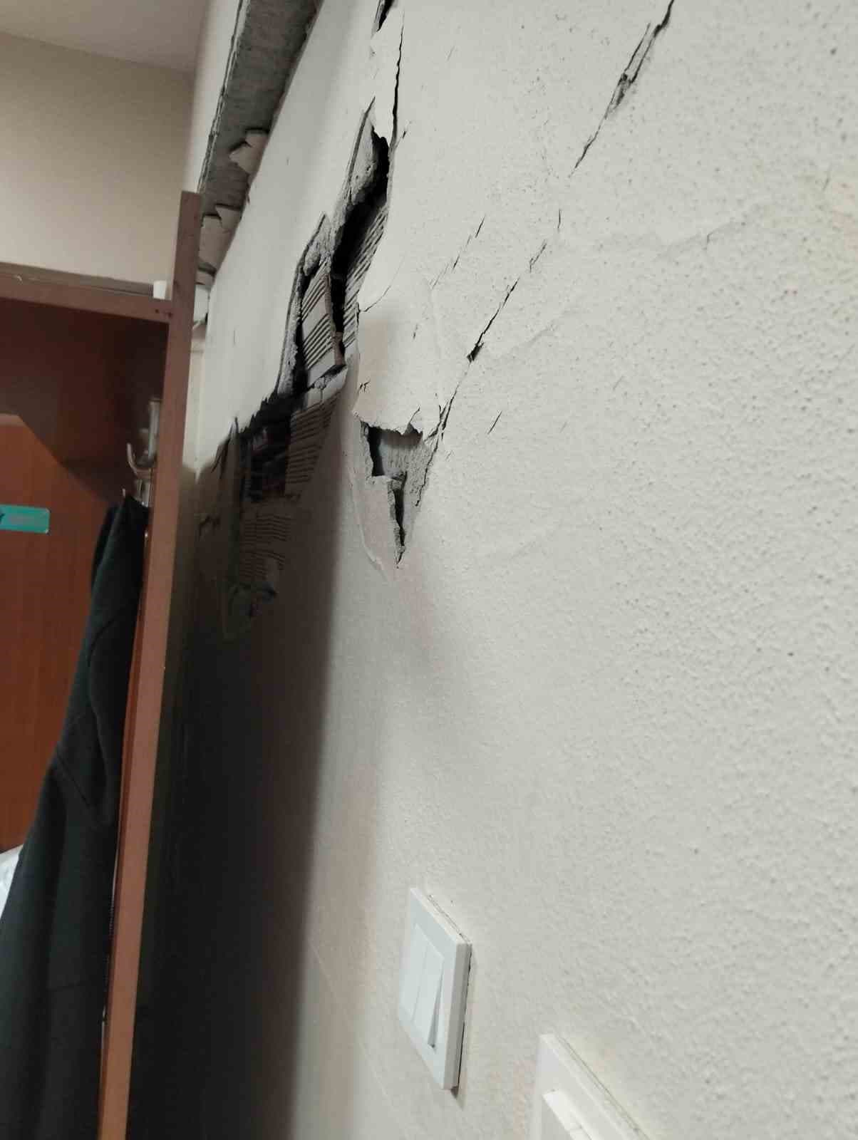 Tokat’ta 5,5 büyüklüğündeki deprem okul duvarlarını çatlattı