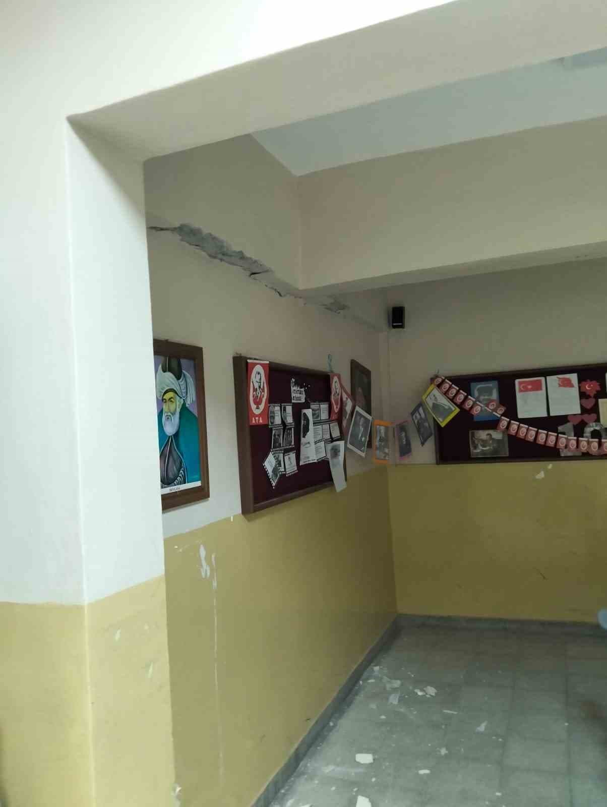 Tokat’ta 5,5 büyüklüğündeki deprem okul duvarlarını çatlattı
