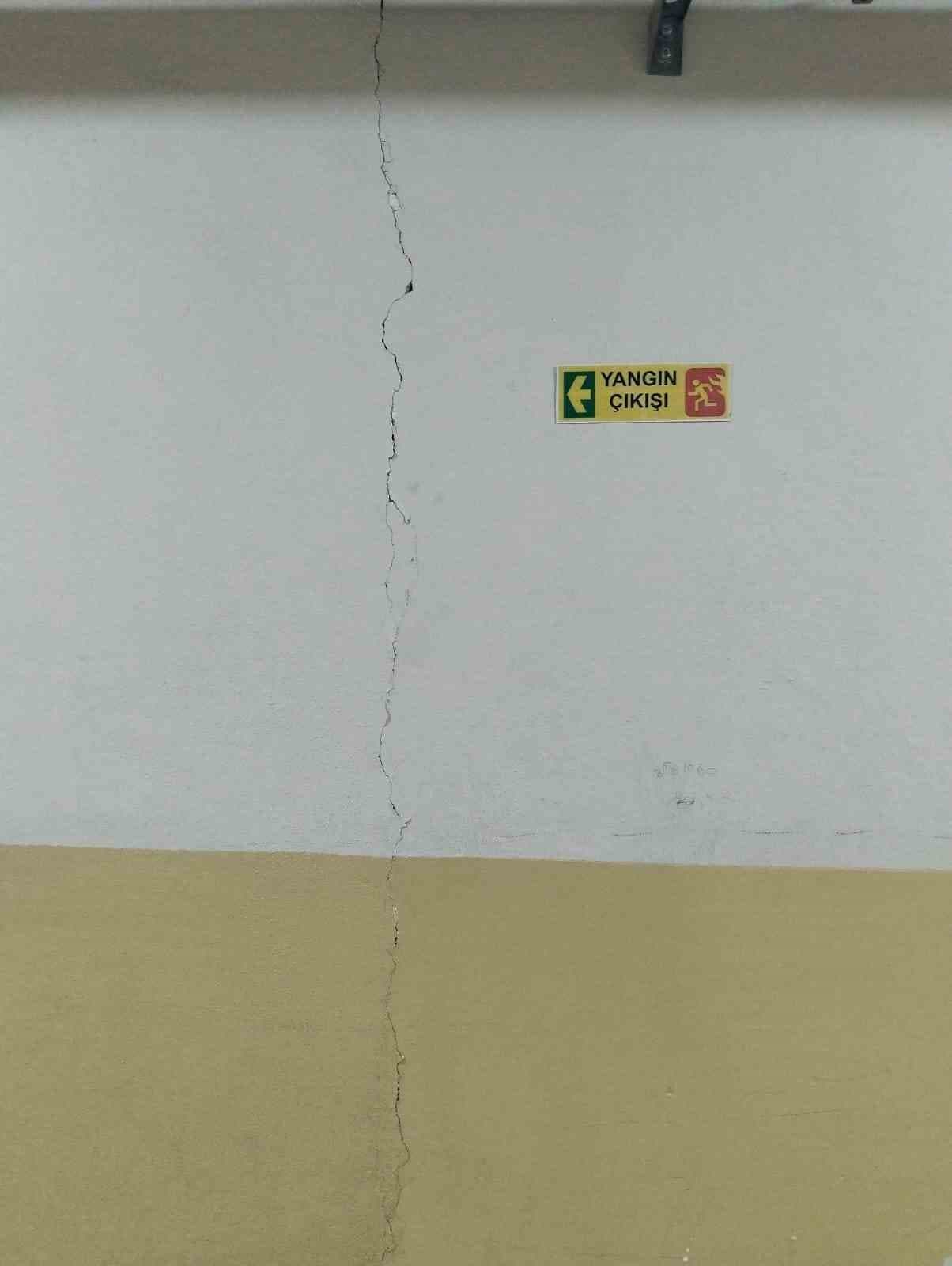 Tokat’ta 5,5 büyüklüğündeki deprem okul duvarlarını çatlattı