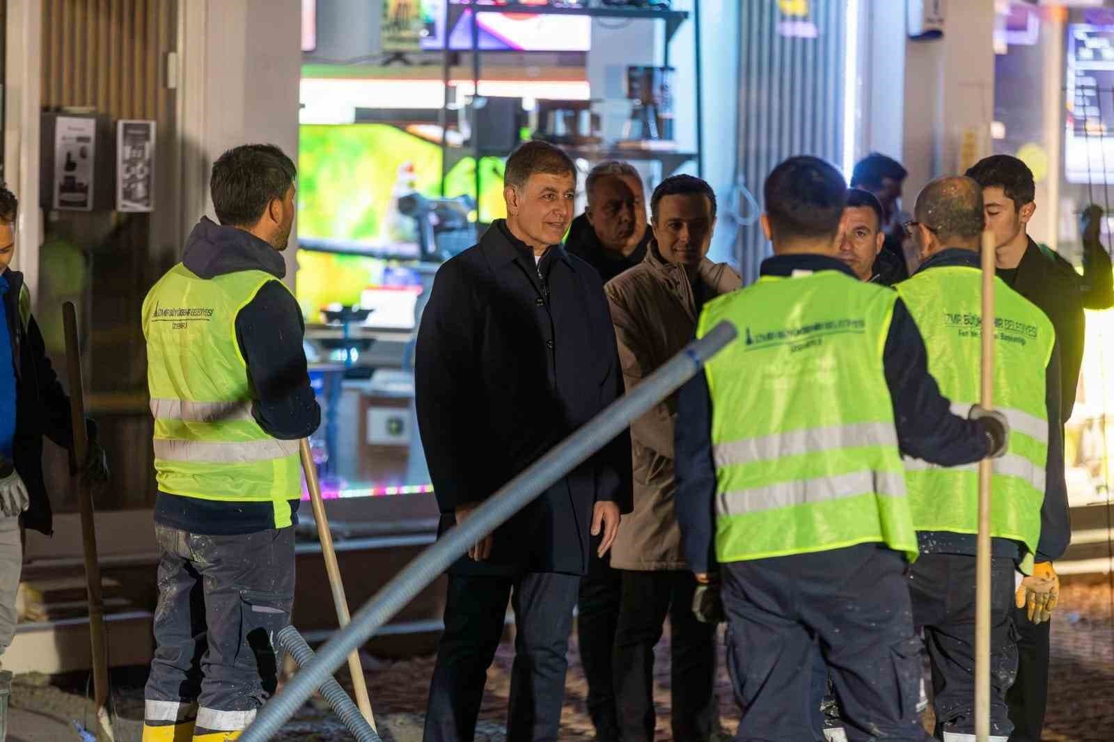 Başkan Tugay yol emekçileriyle gece mesaisinde buluştu