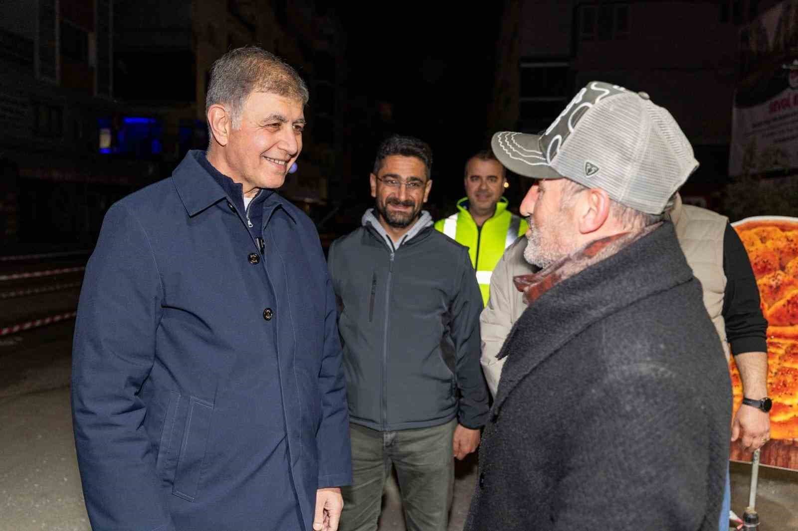 Başkan Tugay yol emekçileriyle gece mesaisinde buluştu