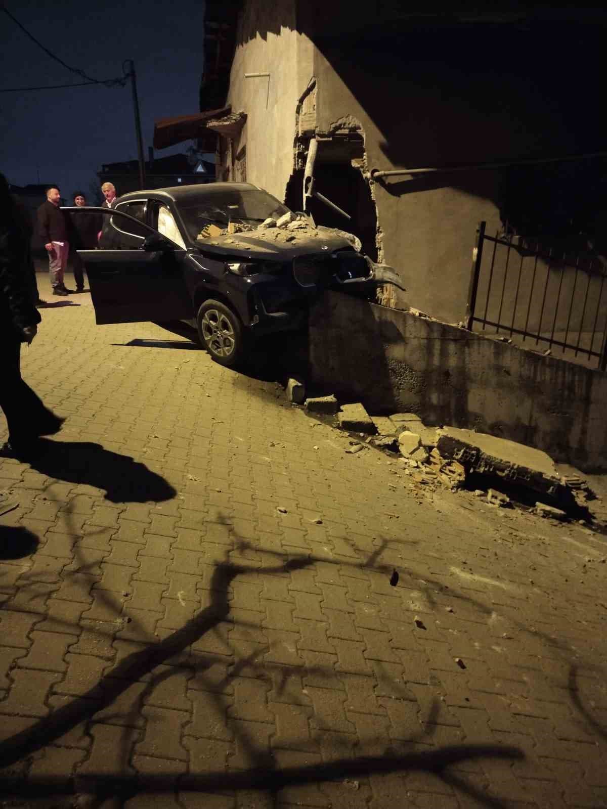 Ataşehir’de kontrolden çıkan otomobil, yıktığı istinat duvarında asılı kaldı