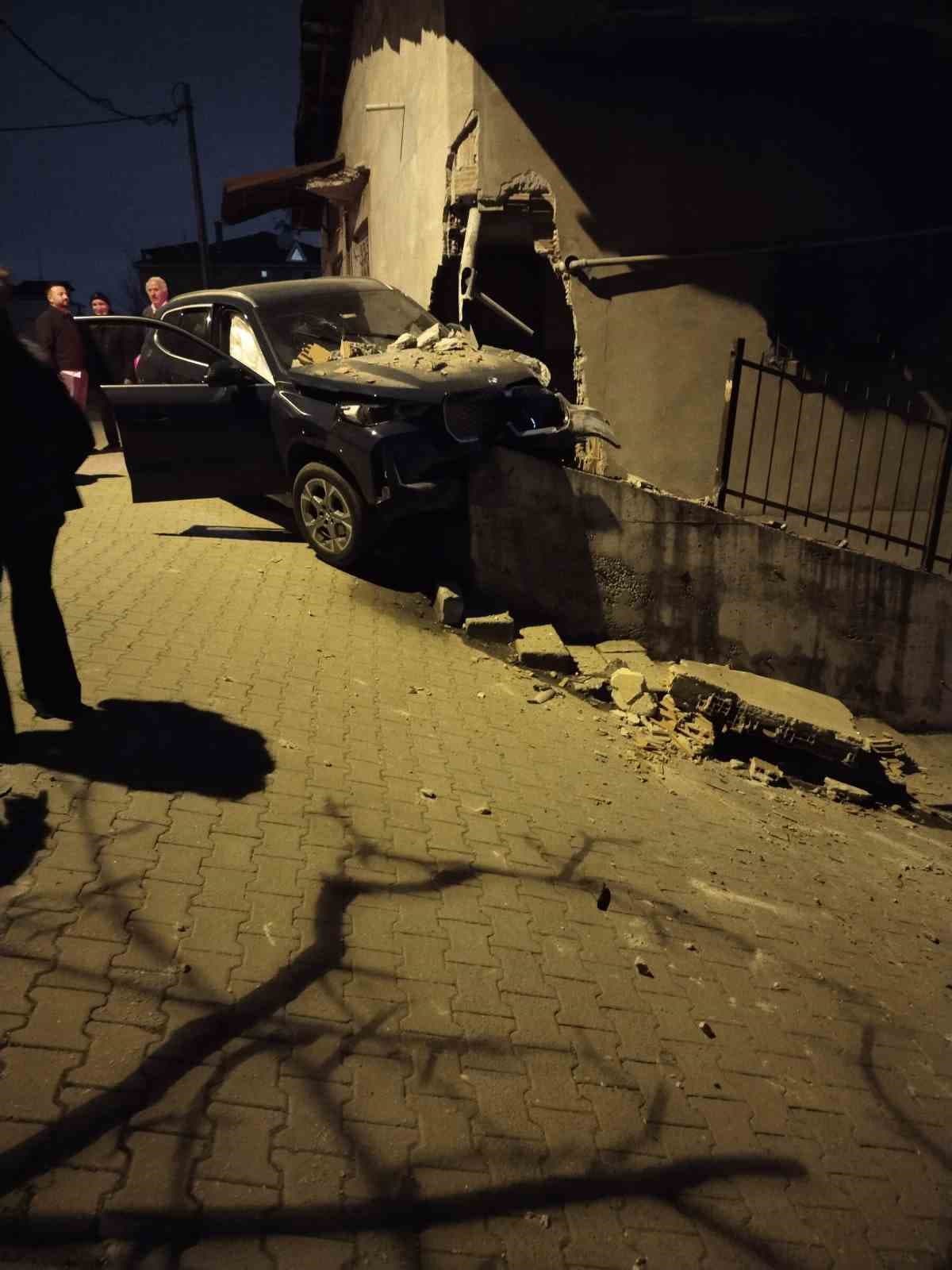 Ataşehir’de kontrolden çıkan otomobil, yıktığı istinat duvarında asılı kaldı