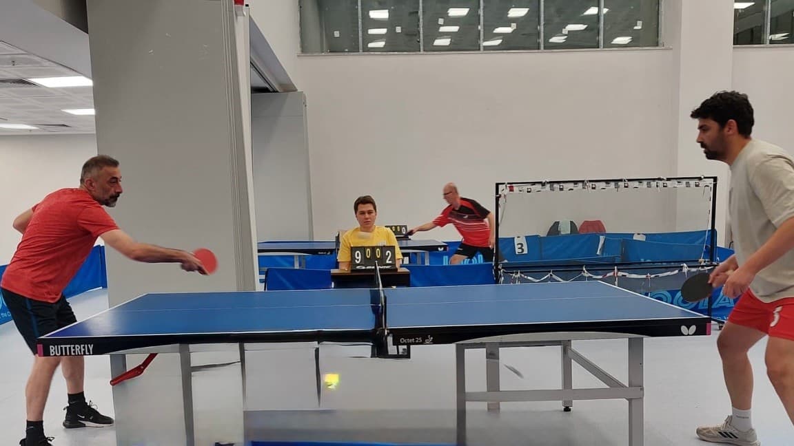 Sağlık çalışanları masa tenisi turnuvasında buluştu